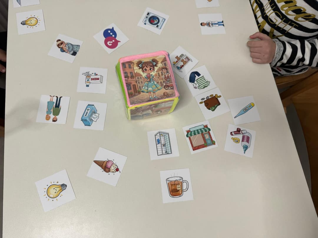 ילד משחק עם אלוף הפתרונות